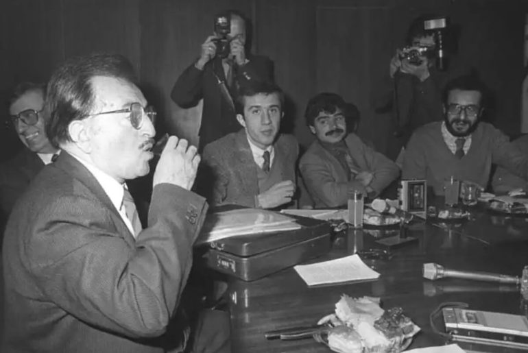 cahit aral çay içerken