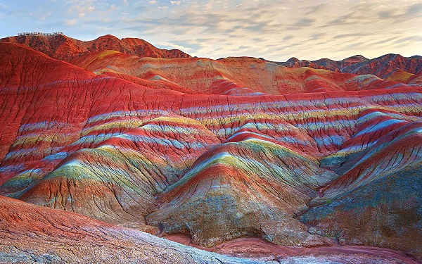 Çin'in Gansu bölgesindeki Zhangye Danxia Landform isimli jeoparktaki Gökkuşağı Dağları