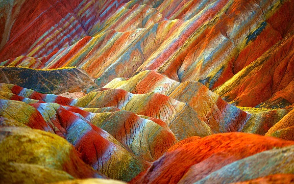 Çin'in Gansu bölgesindeki Zhangye Danxia Landform isimli jeoparktaki Gökkuşağı Dağları