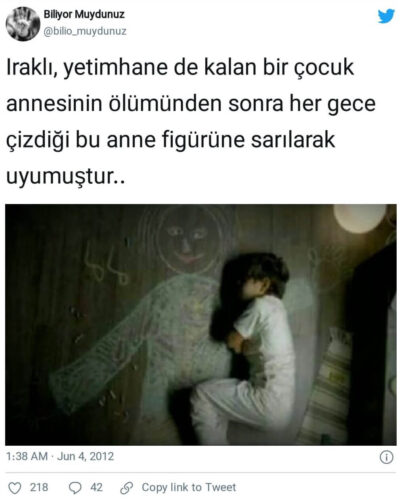 çizdiği anne figürüne sarılan