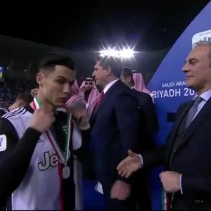 cristiano-ronaldo-elini-sikmadi