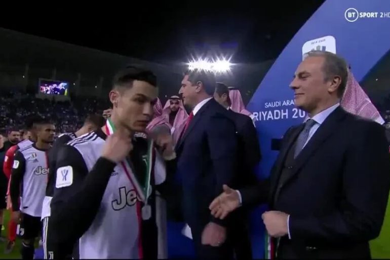 cristiano-ronaldo-elini-sikmadi