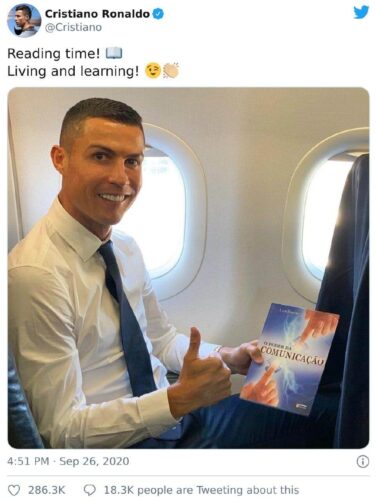 cristiano ronaldo kitap okurken