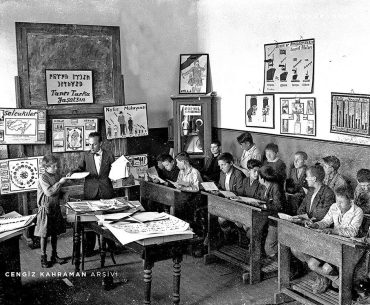 cumhuriyetin ilk yıllarından bir okul sınıf fotoğrafı
