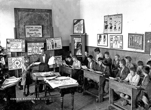 cumhuriyetin ilk yıllarından bir okul sınıf fotoğrafı