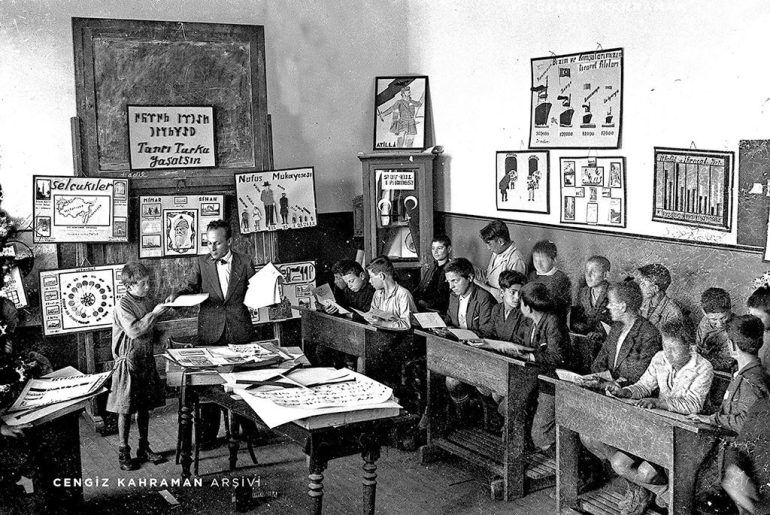 cumhuriyetin ilk yıllarından bir okul sınıf fotoğrafı