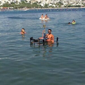 denizde nargile içen adam