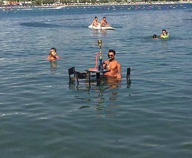 denizde nargile içen adam