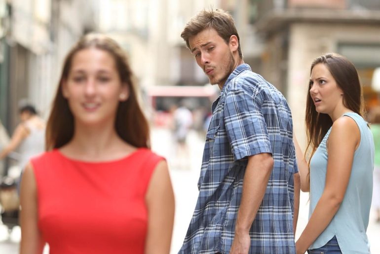 dikkati dagilmis erkek arkadas