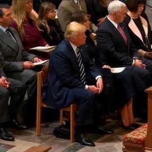 trump kuran dinlerken