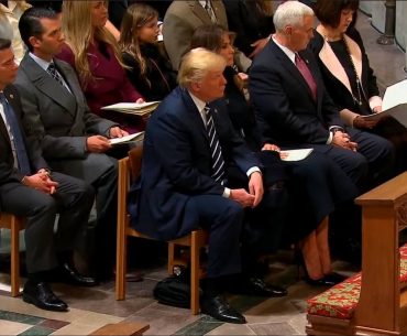 trump kuran dinlerken