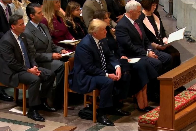 trump kuran dinlerken