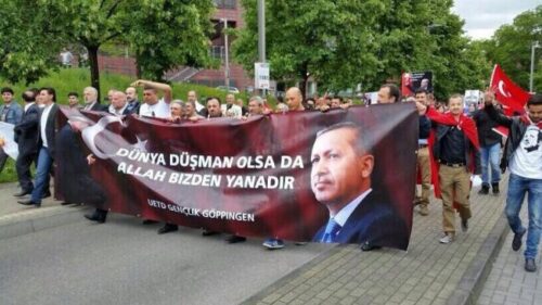 dünya düşman olsa da Allah bizden yanadır