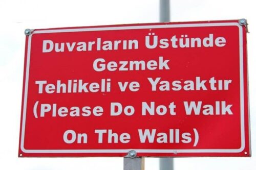 duvarlarin ustunde gezmek yasaktir please do not walk dont walls