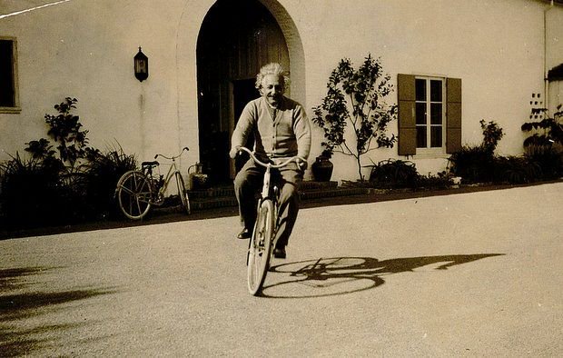 Albert Einstein bisiklet sürerken (Şubat 1933)