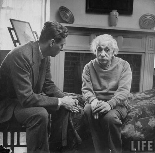 Albert Einstein ve Terapisti Sanılan Cord Meyer Jr.'ı Bir Arada Gösteren Fotoğraf