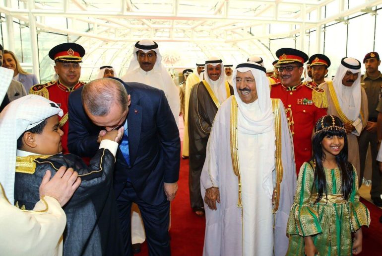 erdogan-arap-cocugun-elini-operken