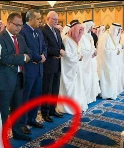 erdogan-cami-ayakkabiyla-namaz-montaj