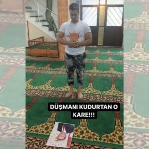 erdoganin-fotografinin-onunde-namaz