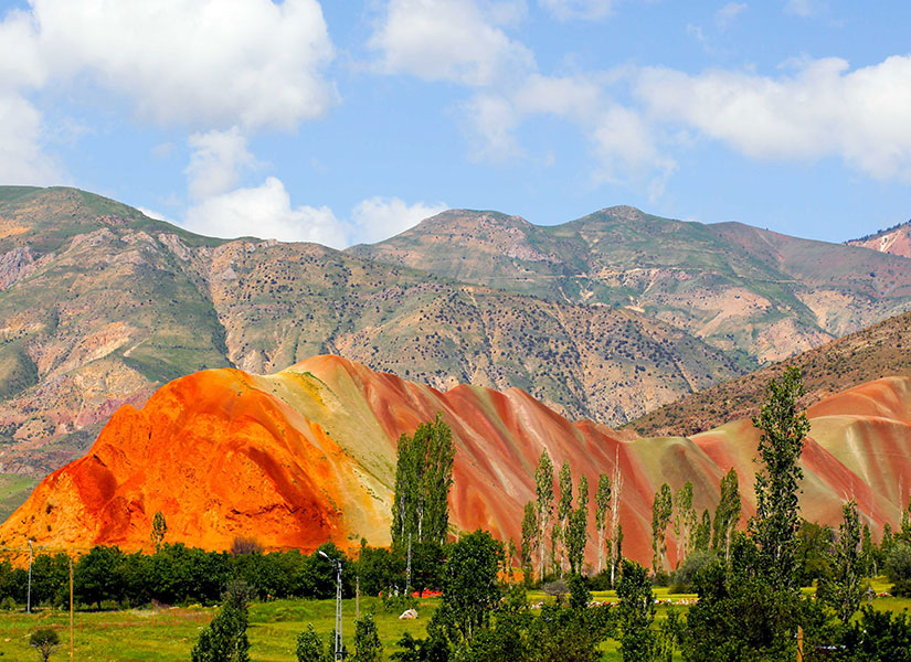 Erzurum'un Oltu İlçesindeki Gökkuşağı Tepelerinden Bir Görsel