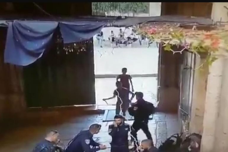 filistinli-cocuklar-israil-polisine-bicakli-saldiri