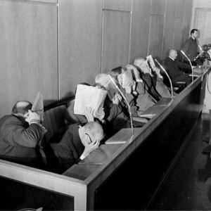 Hitlerin hakim ve savcılarına ait olduğu sanılan Trebklinka yargılamalarındaki SS görevlilerine ait fotoğraf