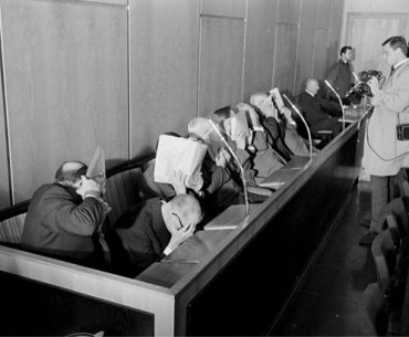 Hitlerin hakim ve savcılarına ait olduğu sanılan Trebklinka yargılamalarındaki SS görevlilerine ait fotoğraf