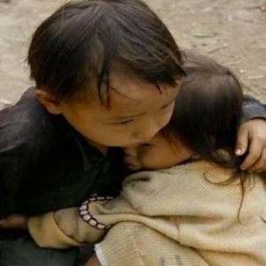 birbirine sarılan kardeşler