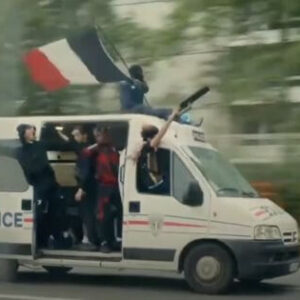 fransa-isyancilar-polis-arabasini-ele-gecirdi