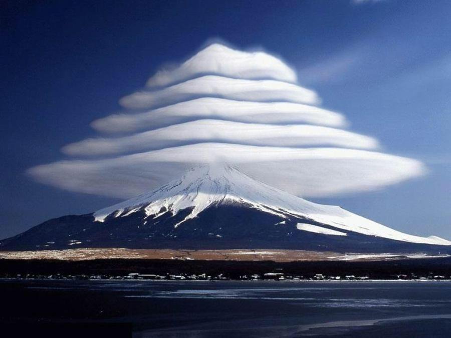 Üzerinde bulutla birlikte Fuji Dağı'nın fotoğrafının montajlanmış hali