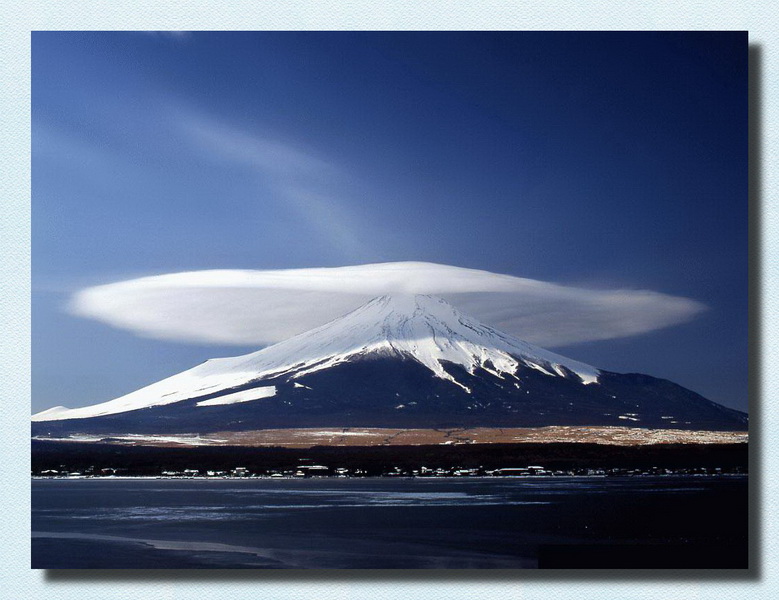 Üzerinde bulutla birlikte Fuji Dağı'nın fotoğrafının orijinali