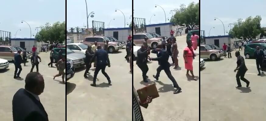 Gine Başkanı bakanı dövdü