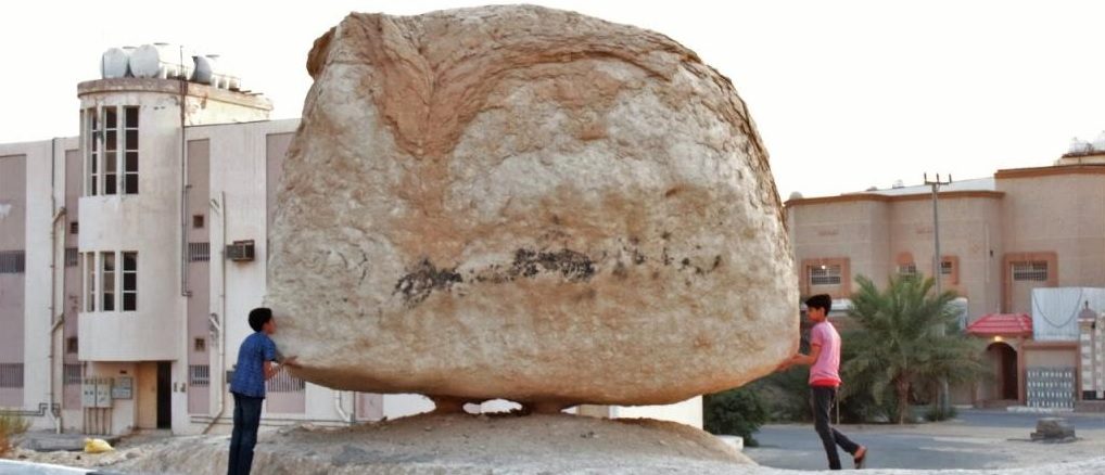 Havada Duran Kaya, Hacer-i Muallak Olduğu Sanılarak Fotoğrafları Paylaşılan Suudi Arabistan'daki Al Hassa Kayası