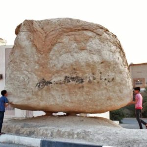 Havada Duran Kaya, Hacer-i Muallak Olduğu Sanılarak Fotoğrafları Paylaşılan Suudi Arabistan'daki Al Hassa Kayası