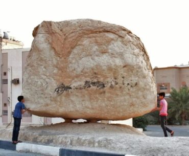 Havada Duran Kaya, Hacer-i Muallak Olduğu Sanılarak Fotoğrafları Paylaşılan Suudi Arabistan'daki Al Hassa Kayası