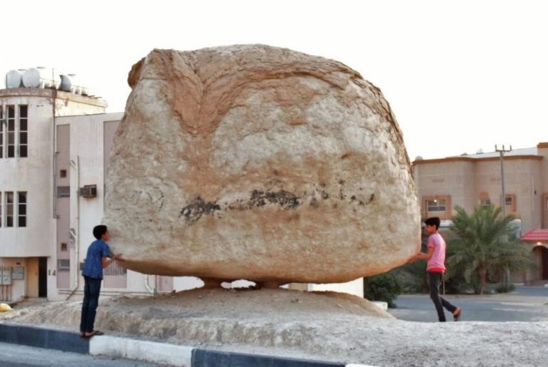Havada Duran Kaya, Hacer-i Muallak Olduğu Sanılarak Fotoğrafları Paylaşılan Suudi Arabistan'daki Al Hassa Kayası