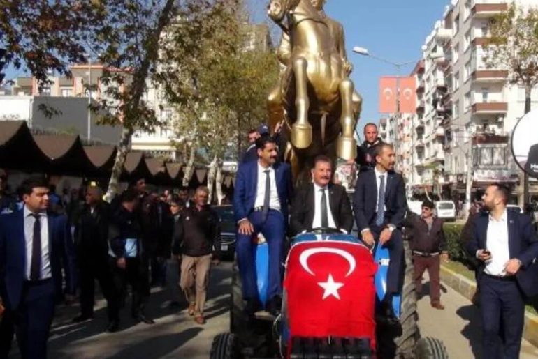 hamit-tuna-ataturk-heykeli