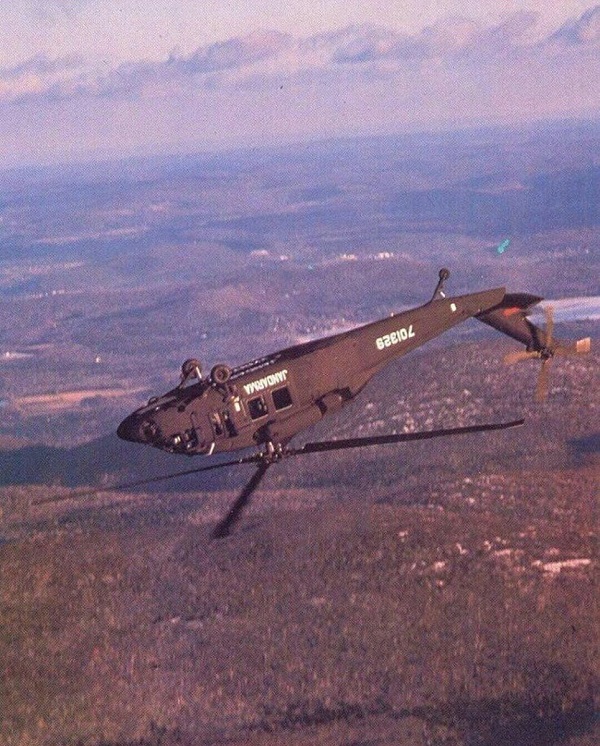 Havada takla atan Sikorsky helikopteri fotoğrafı
