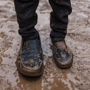 İdlib'te ölen anne ve babasının ayakkabılarını giyen bir çocuğa ait sanılan fotoğraf (Kaynak: AA)