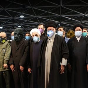 İran'da devlet yöneticilerini koronavirüsten korunmak için cemaatle namaz kılarken maske takarken gösteren montaj fotoğraf