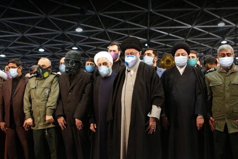 İran'da devlet yöneticilerini koronavirüsten korunmak için cemaatle namaz kılarken maske takarken gösteren montaj fotoğraf