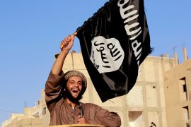 Merve Şebnem Oruç IŞİD Kısaltmasını Sıklıkla Kullandığı Halde Aksini Öğütlemiş isid bayrak