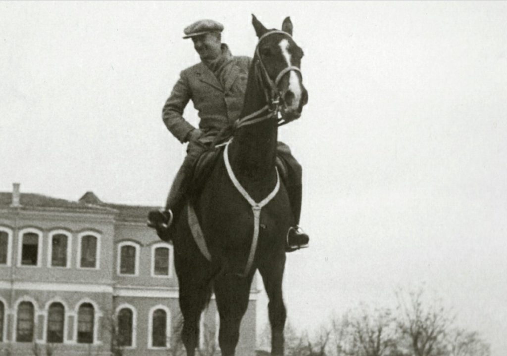 İsmet İnönü Ata Binerken