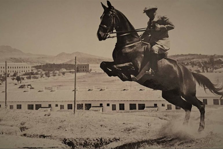 ismet inönü ata binerken