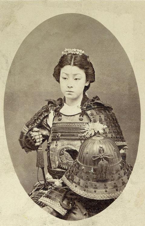 Japon kadın samuraya ait olduğu öne sürülen; ancak aslında bir kabuki oyuncusuna ait olan fotoğraf