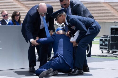 joe-biden-yere-dustu