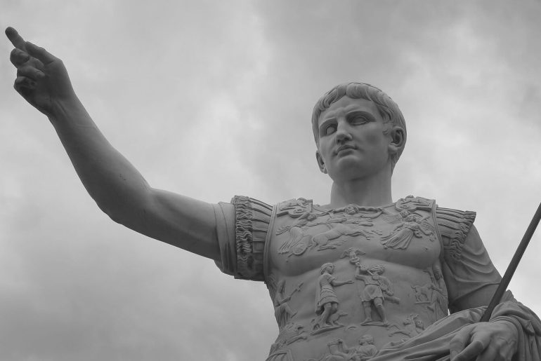 Jül Sezar’a Atfedilen “Bir Ülkede Aynı Terör Örgütü Kırk Yılda Bitirilmediyse, Sizi Yönetenler O Örgüttendir” Sözü