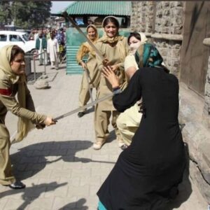 kadin-polis-kadin-eylemciyi-dovuyor