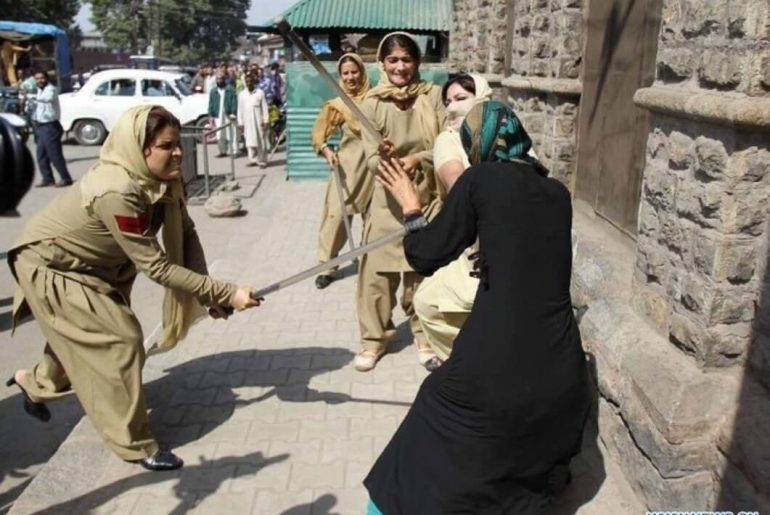 kadin-polis-kadin-eylemciyi-dovuyor