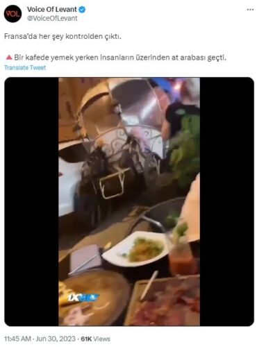 kafede-yemek-yiyen-insanlarin-ustundan-at-arabasi-gecti